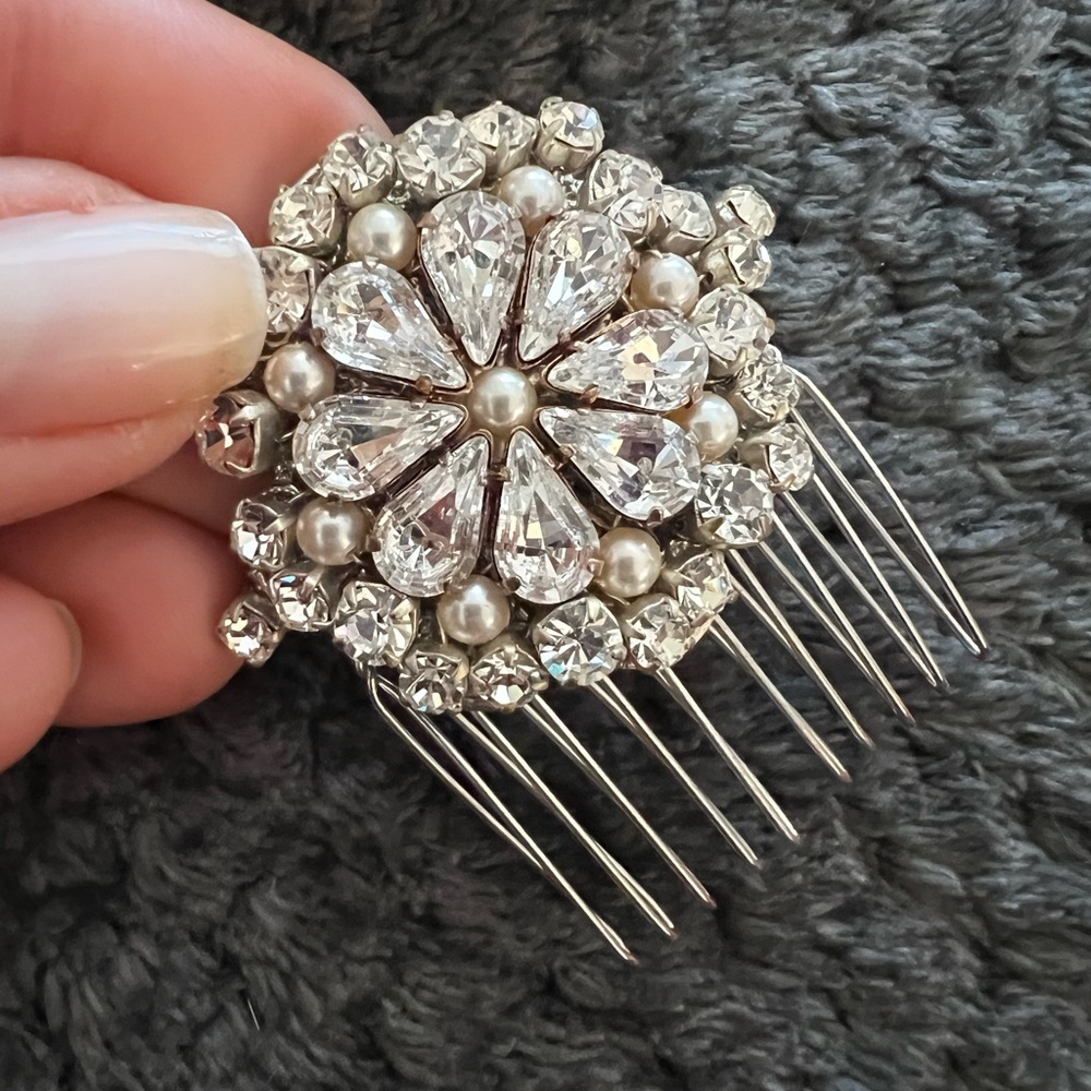 Rhinestone hair pin with a vintage feel